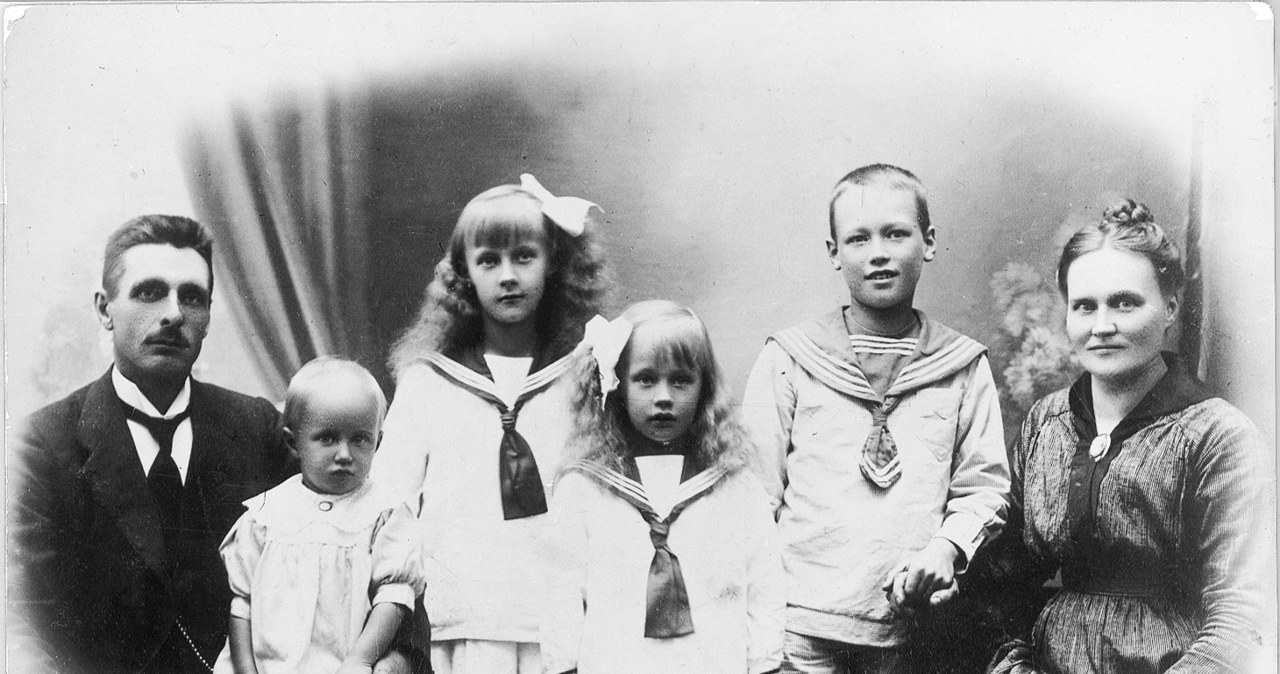 Zdjęcie z roku 1918 - rodzina Astrid Lindgren (Astrid - trzecia od lewej) /materiały prasowe