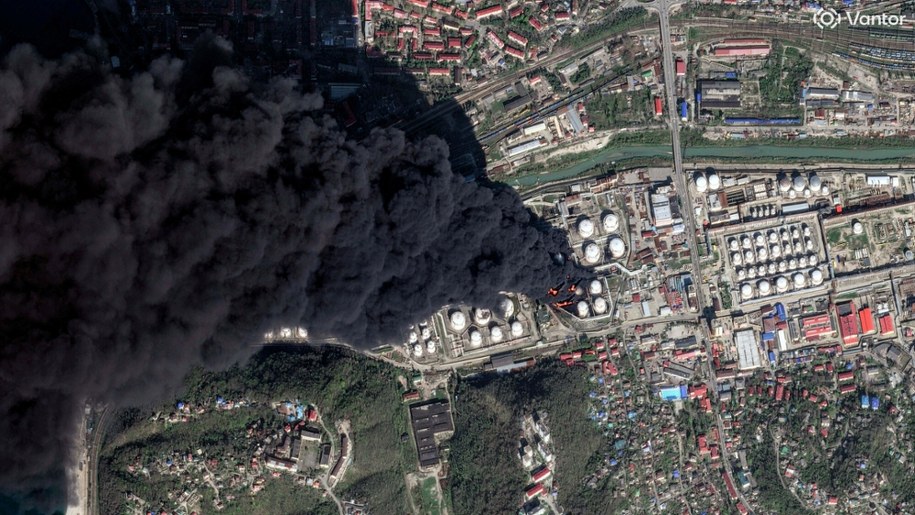 Zdjęcie z satelity przedstawiające płonące zbiorniki z ropą naftową na terenie rafinerii w Tuapse (fotografia z 16 kwietnia 2026 r.) /East News