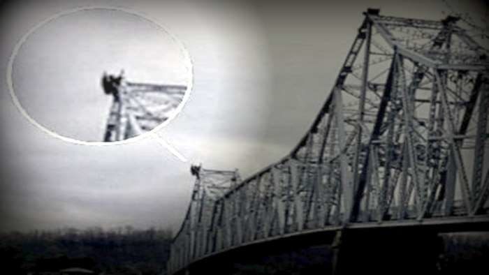 Zdjęcie z Silver Bridge w Point Pleasant, przedstawiające rzekomo Mothmana /Tajemnice-swiata.pl