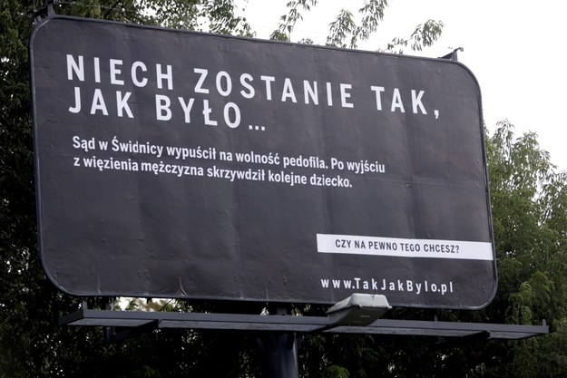 Zdjęcie z września 2017 roku. Czarno-biały billboard na jednej z warszawskich ulic, będący elementem rządowej kampanii informacyjnej nt. reform wymiaru sprawiedliwości, zorganizowanej przez Polską Fundację Narodową /Bartłomiej  Zborowski /PAP