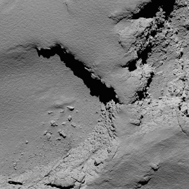 Zdjęcie z wysokości 5,8 km, przesłane o 10:18. /ESA/Rosetta/MPS for OSIRIS Team MPS/UPD/LAM/IAA/SSO/INTA/UPM/DASP/IDA /materiały prasowe