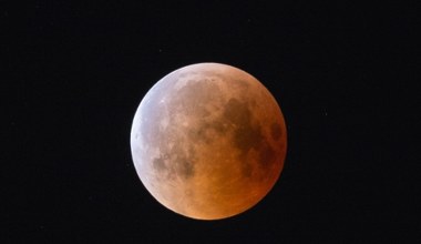 Zdjęcie zaćmienia Księżyca telefonem. Jak uniknąć białej plamy?