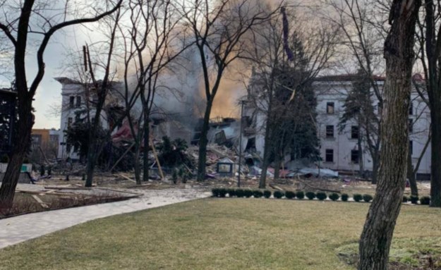 Zdjęcie zbombardowanego Teatru Dramatycznego w Mariupolu /Twitter /