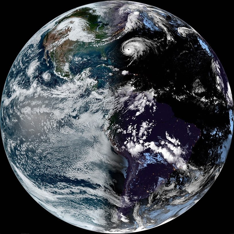 Zdjęcie Ziemi w momencie równonocy jesiennej wykonane przez satelitę GOES 16 w 2022 roku. /NOAA    /Wikimedia