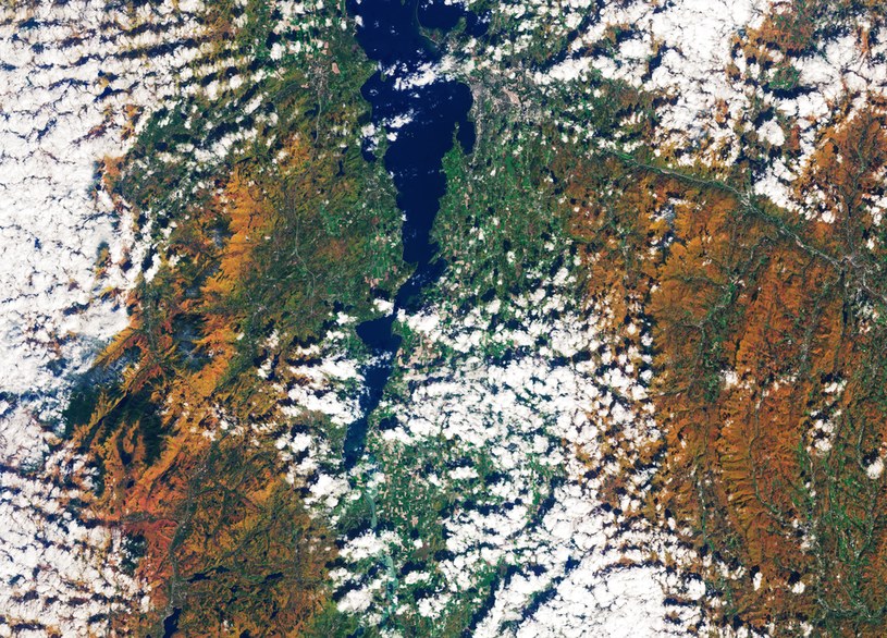 Zdjęcie złotej jesieni z satelity Landsat 2 /NASA Earth Observatory /NASA
