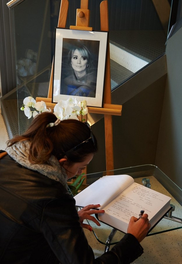 Zdjęcie zmarłej aktorki Anny Przybylskiej przy księdze kondolencyjnej /Adam Warżawa /PAP