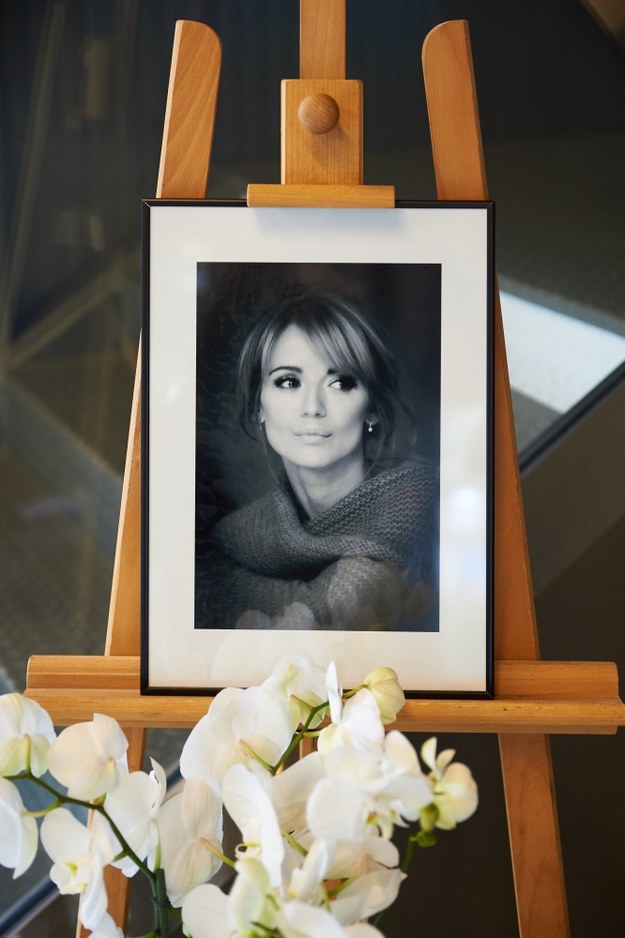 Zdjęcie zmarłej aktorki Anny Przybylskiej umieszczone przy księdze kondolencyjnej wystawionej przy ulicy Świętojańskiej w Gdyni /Adam Warżawa /PAP