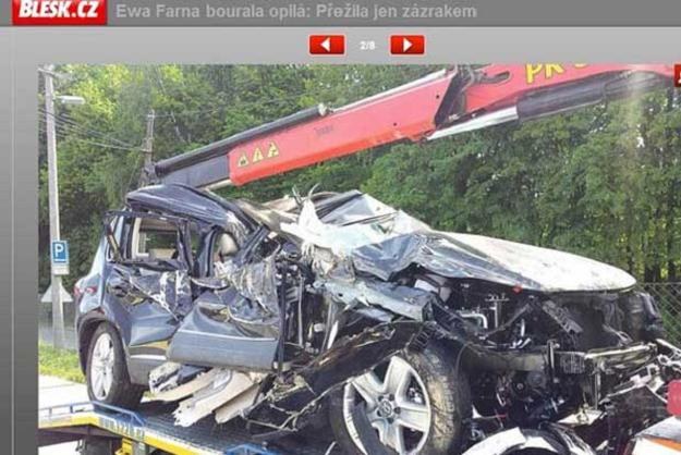 Zdjęcie zmiażdżonego volkswagena  tiguan  Ewy Farna zamieścił czeski portal blesk.cz /Informacja prasowa