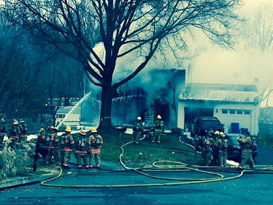 Zdjęcie zniszczonego domu /@QasimYousafzai via Twitter /PAP/EPA