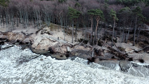 Zdjęcie zniszczonej plaży - fot. Ustka fotografia filmy i okolice /Materiały prasowe