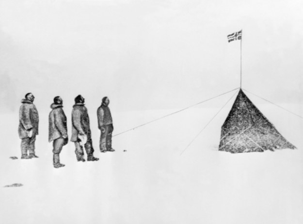 Zdjęcie zrobione 16 grudnia 1911 roku na Biegunie Południowym. Widoczni na nim są towarzysze Roalda Amundsena: Oscar Wisting, Sverre Hassel, Helmer Hansen i Olav Bjaaland /Photoshot    /PAP