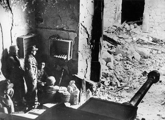 Zdjęcie zrobione ok. 20.03.1944 r.: Niemieccy żołnierze przygotowują sie do odparcia natarcia /East News