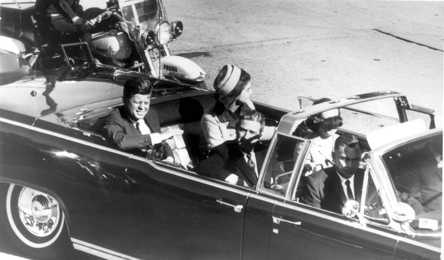 Zdjęcie zrobione tuż przed zamachem na prezydenta Johna F. Kennedy'ego /PAP/Photoshot
