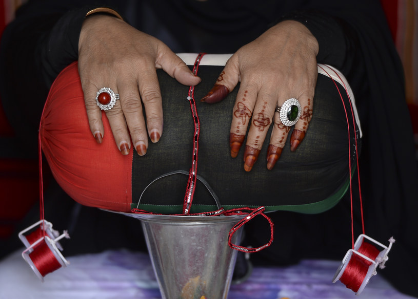 Zdobienia dłoni wykonane za pomocą henny /Getty Images