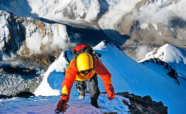 ​Zdobyli Mount Everest w rekordowym czasie. Ich metoda wywołała oburzenie