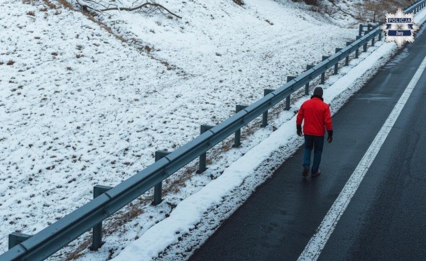 Zdradziła go czerwona kurtka. Pieszy na autostradzie okazał się złodziejem