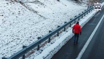 Zdradziła go czerwona kurtka. Pieszy na autostradzie okazał się złodziejem