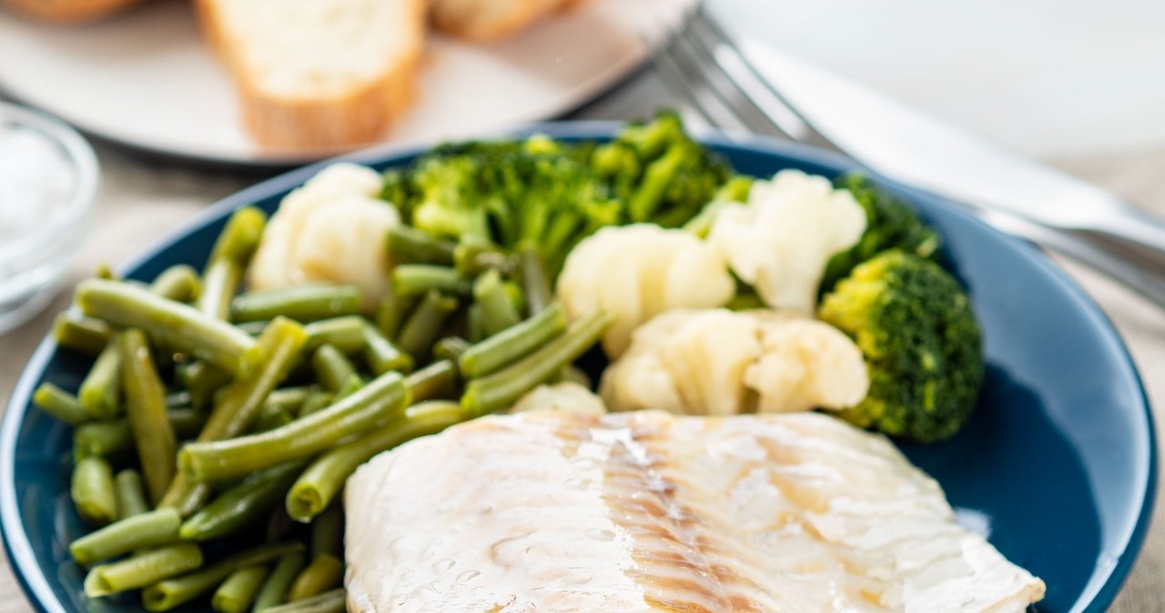 Zdrową i smaczną rybę można przygotować na parze w towarzystwie warzyw. /Dragan Valentin's Images /Canva Pro