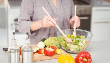 Zdrowa i smaczna sałatka, którą zrobisz w 15 minut. Z talerzy znika jeszcze szybciej 