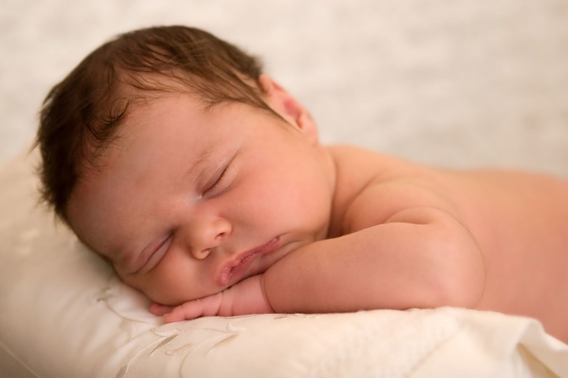 Zdrowe nawyki związane ze snem niemowląt pomagają w zapobieganiu otyłości /123RF/PICSEL