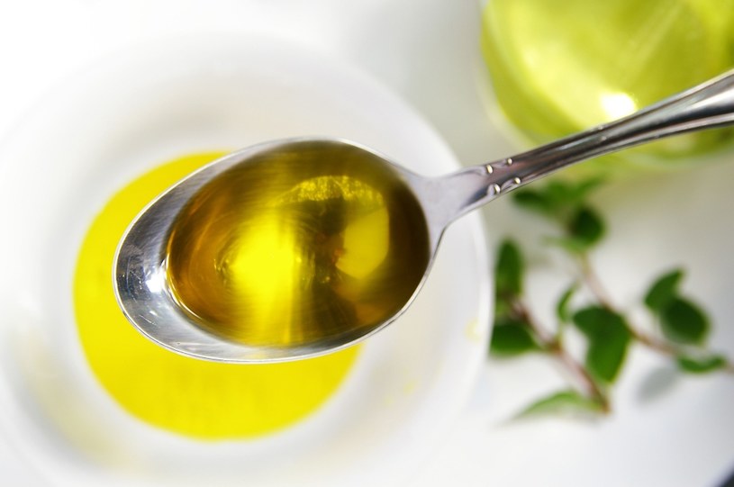 Zdrowe tłuszcze zawarte w oliwie pomagają w obniżaniu poziomu złego cholesterolu /123RF/PICSEL