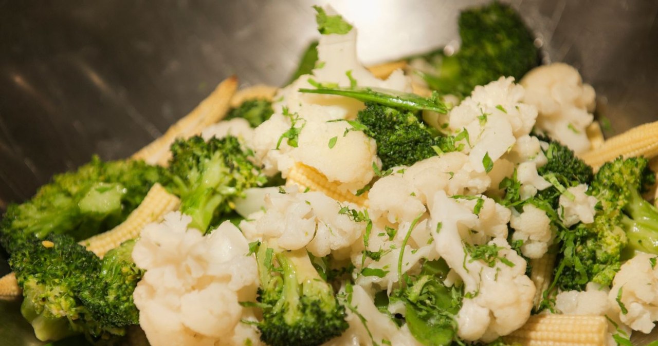 Zdrowe warzywa, w tym brokuły i kalafiory. / ajansen /Canva Pro