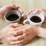 Zdrowsza kawa rozpuszczalna czy z fusami? Jednej możesz wypić więcej