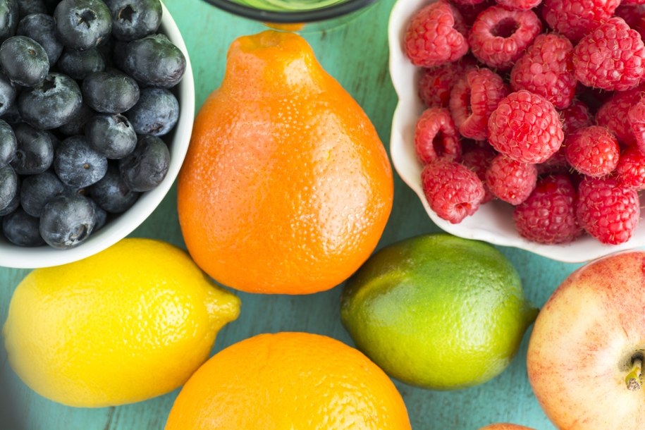 Zdrowsze starzenie dzięki czarnej herbacie, jagodom i owocom cytrusowym /Shutterstock