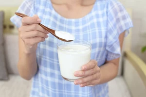 Zdrowszy od jogurtu naturalnego. Gdy pijesz, korzystają jelita, mózg i kości