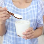 Zdrowszy od jogurtu naturalnego. Gdy pijesz, korzystają jelita, mózg i kości