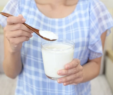 Zdrowszy od jogurtu naturalnego. Gdy pijesz, korzystają jelita, mózg i kości
