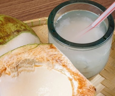 Zdrowy zamiennik słodkich napojów. Woda kokosowa gasi pragnienie, zbija cholesterol i nawilża skórę