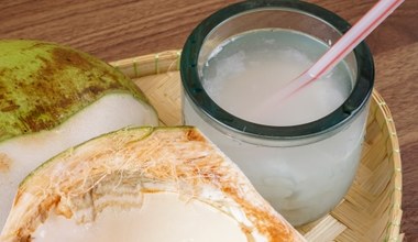 Zdrowy zamiennik słodkich napojów. Woda kokosowa gasi pragnienie, zbija cholesterol i nawilża skórę