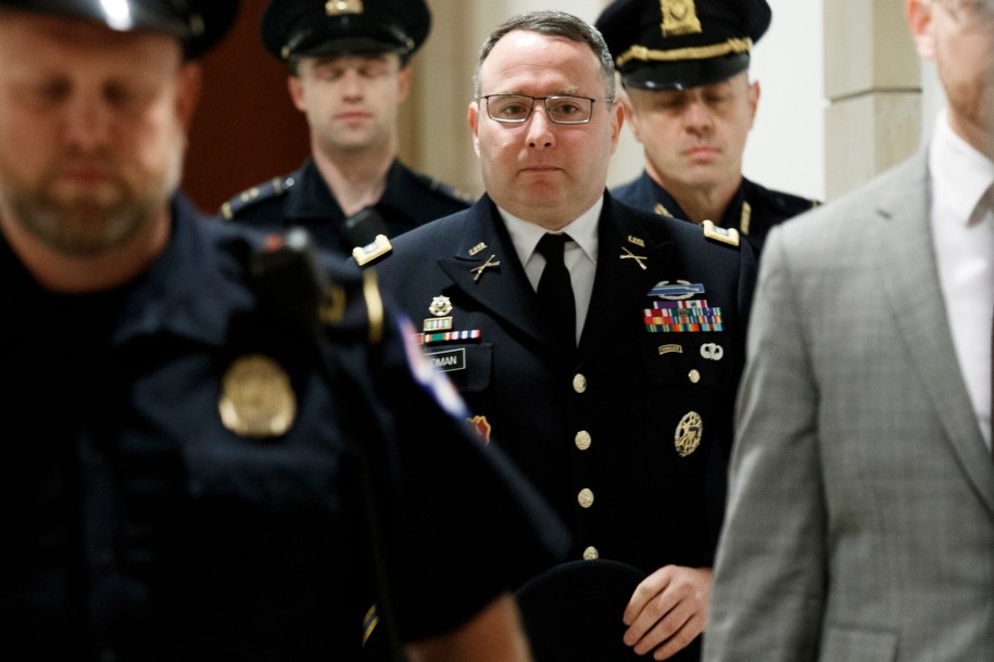 Zdymisjonowany ppłk Alexander Vindman, który pracował w Radzie Bezpieczeństwa Narodowego Białego Domu /SHAWN THEW    /PAP/EPA