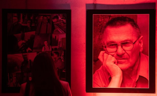 ​Zdzisław Beksiński zginął 20 lat temu. Nazywany jest "malarzem koszmarów"