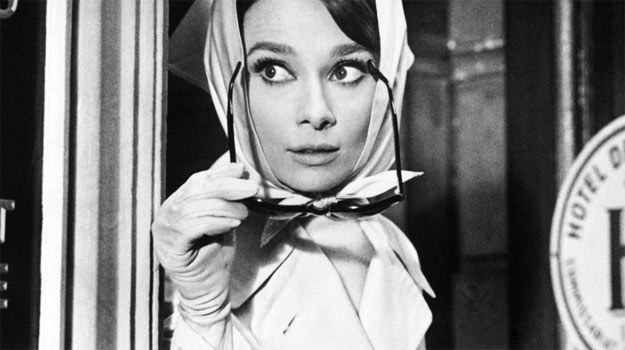 Zdziwione spojrzenie Audrey Hepburn ściągającej okulary w "Szaradzie" wybrano na afisz wystawy. /East News