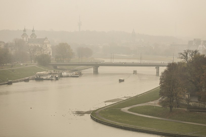 Ze smogiem zmaga się m.in. Kraków. Smog znika, gdy nadchodzi wiosna /Beata Zawrzel /Reporter