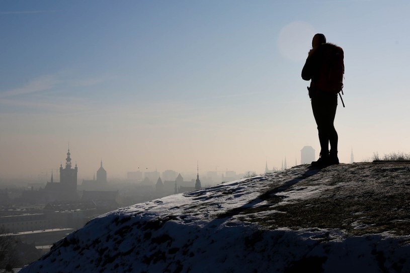 Ze smogiem zmaga się także Gdańsk, co roku przykrywany grubą chmurą zanieczyszczeń /Piotr Hukalo /East News