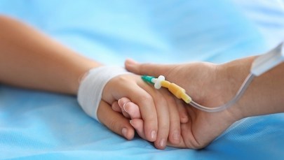 Ze śpiączki wybudziła się 2-latka, która wpadła do oczka wodnego