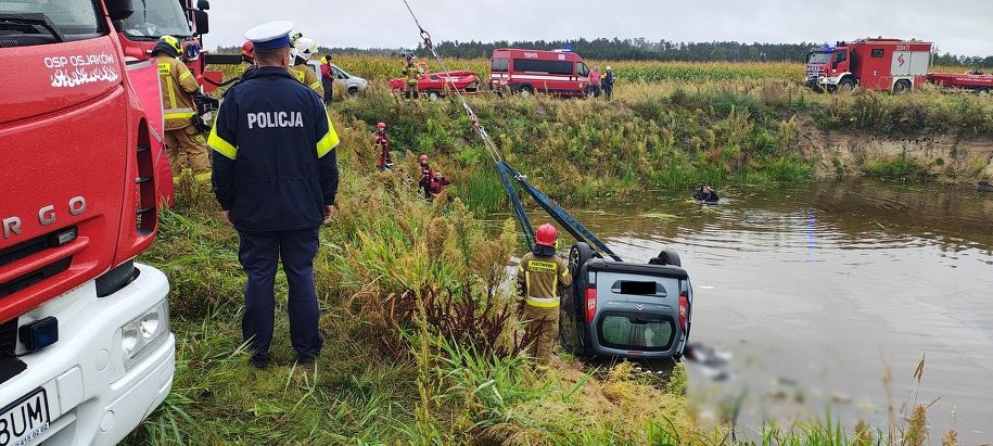 Ze stawu w Drobnicach wydobyto samochód. /KPP WIeluń /