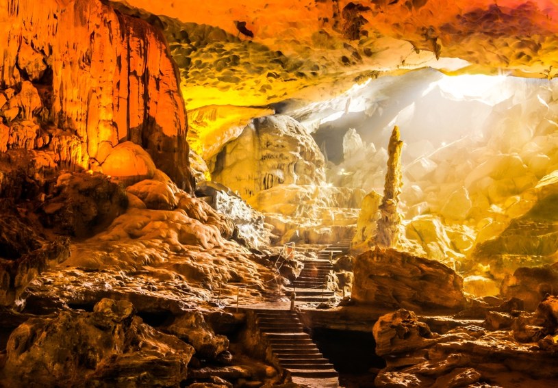 Ze wszystkich jaskiń w Zatoce Halong najbardziej znaną, która powinna znaleźć się na trasie każdego turysty, jest jaskinia zwana "Grotą Niespodzianek" /123RF/PICSEL