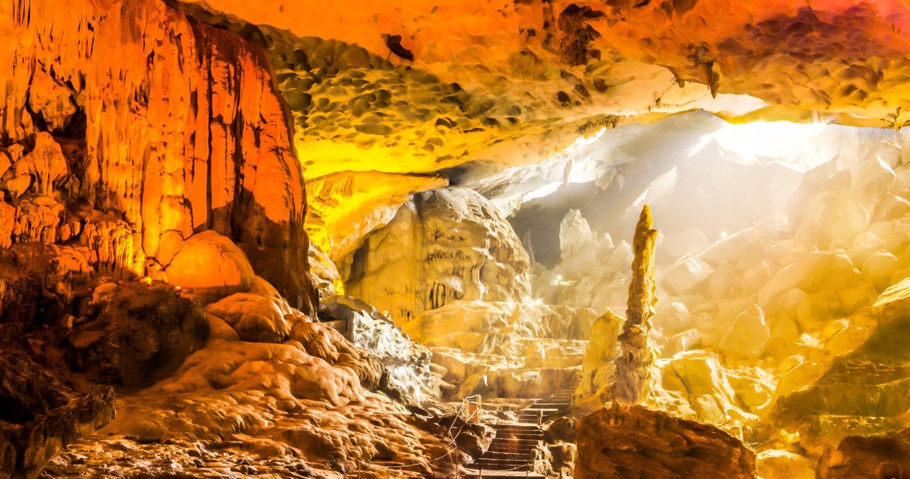 Ze wszystkich jaskiń w Zatoce Halong najbardziej znaną, która powinna znaleźć się na trasie każdego turysty, jest jaskinia zwana "Grotą Niespodzianek" /123RF/PICSEL