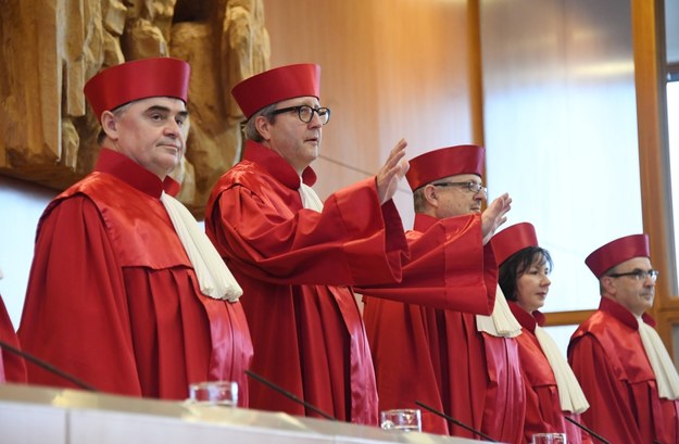 Ze względu na czerwone togi sędziowie niemieckiego Trybunału Konstytucyjnego nazywani są "kardynałami z Karlsruhe" /ULI DECK /PAP/DPA