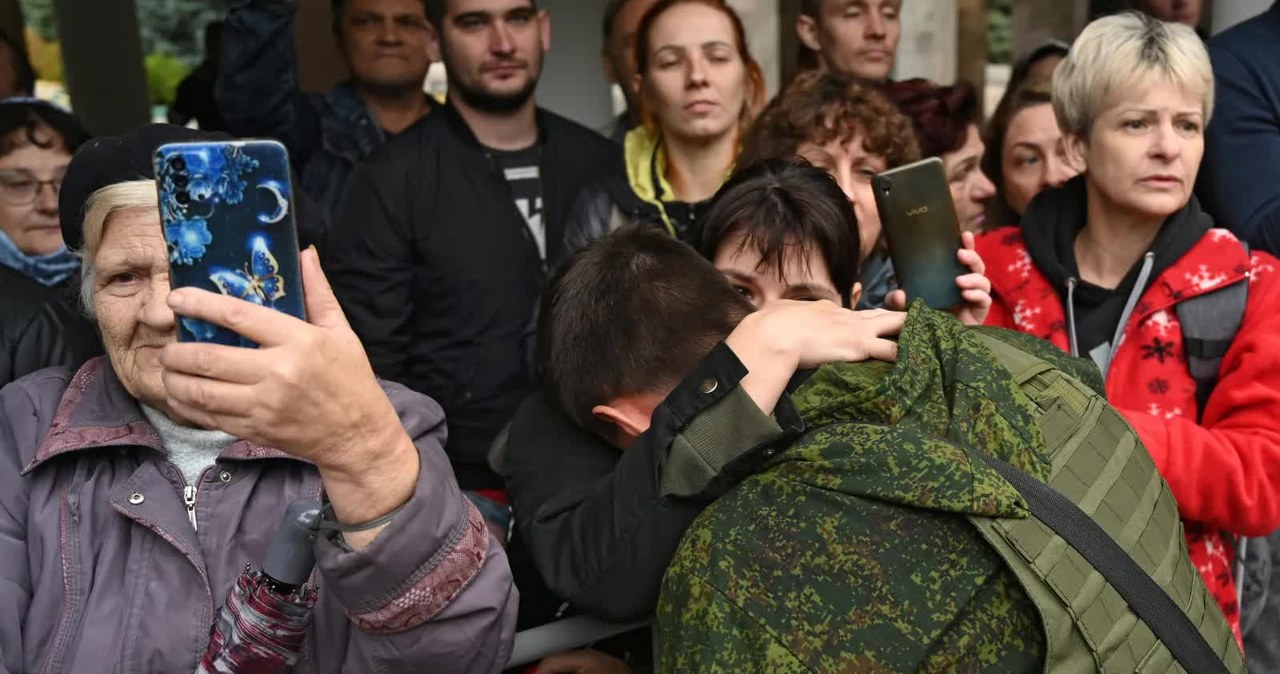 Ze względu na zakłamanie oficjalnych rosyjskich raportów, nawet rodziny zmarłych żołnierzy nie mogą się dowiedzieć o tym, co dzieje się z ich bliskimi /SERGEY PIVOVAROV / Reuters /© 2022 Reuters