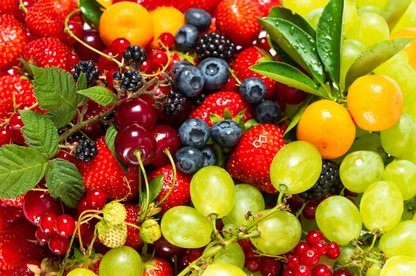 Ze względu na zawarty w nich cukier, owoce spożywaj do godziny 14.00 /123RF/PICSEL