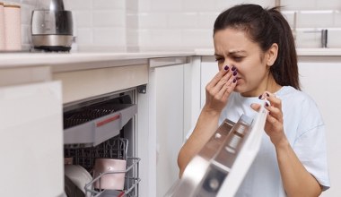 Ze zmywarki czuć brzydki zapach? Włóż do niej to i uruchom program