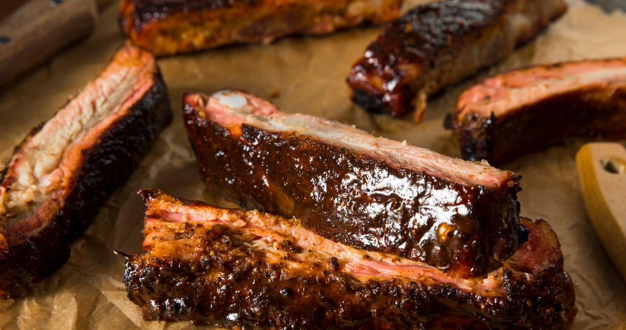 Żeberka w sosie własnym smakują najlepiej, ale trzeba wiedzieć, jak je dobrze przygotować /123RF/PICSEL