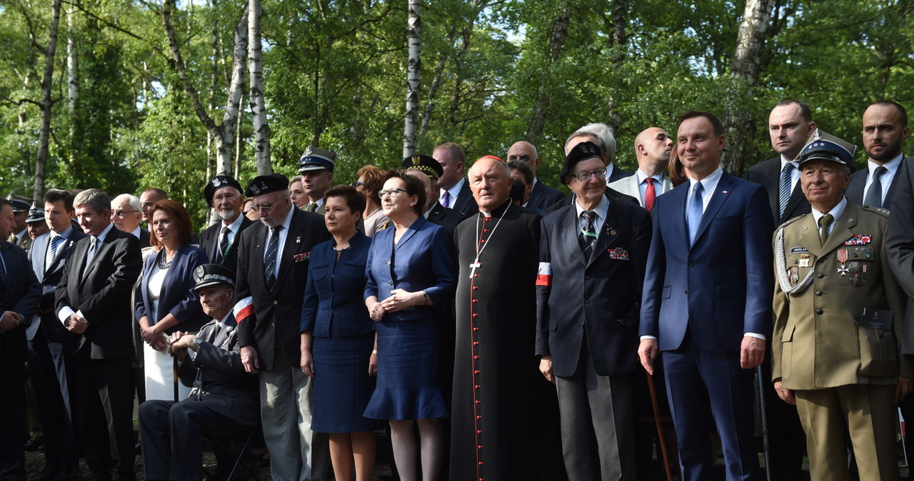 Zebrani pod pomnikiem Gloria Victis na warszawskich Powązkach /Radek Pietruszka /PAP