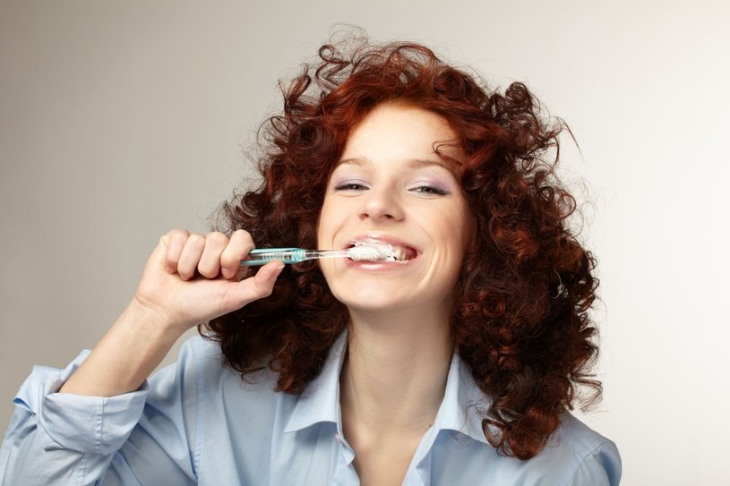 Zęby należy myć nie tylko we właściwy sposób, ale też o odpowiedniej porze. Niektórzy polecają czyścić je jeszcze przed śniadaniem. /123RF/PICSEL