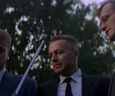 Żeby wypalił plan, potrzebny jest ten trzeci. Będzie nim "Nowy", policjant, który został zdegradowany i przeniesiony do drogówki, ale cały czas pozostaje w kontakcie z majorem Bieniem, któremu przekazuje wszystkie informacje. Maurer, "Nowy" i Wolf nie mają łatwej drogi do wykonania zadania: najpierw muszą odzyskać skradziony samochód z próbną partią broni, a później odebrać 21 milionów dolarów długu od ukraińskiej mafii.